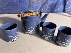 lot 143 image: Vintage Blue Teapot with Three Matching Mugs Featuring Seagulls and Waves