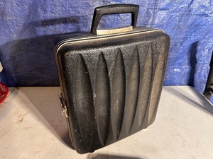 lot 173 image: Vintage Roaylite Travel Bar Missing some items