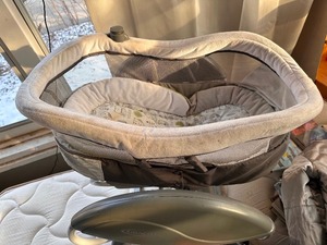 lot 361 image: Graco Baby Bassinet Rocker with Music and White Noise
