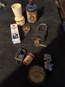 lot 191 image: Lot of Miscellaneous Vintage Items