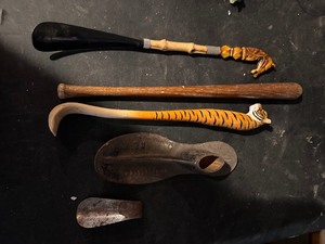 lot 193 image: Variety of Vintage Shoehorns