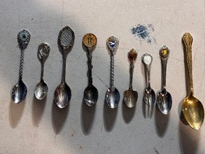 lot 317 image: Lot of Vintage Mini Souvenir Spoons