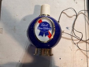 lot 286 image: Vintage Pabst Blue Ribbon Hanging Beer Sign Measuring 16.5 x 11