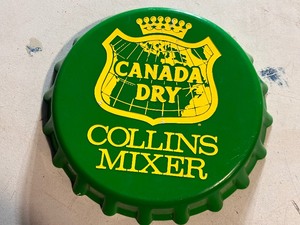 lot 292 image: Vintage Canada Dry 13 Plastic Bottle Cap Display Wall Hanging