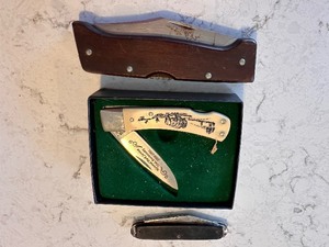 lot 253 image: Commemorative Park Service Knife and Two Additional Folding Knives