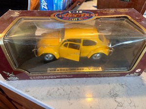 lot 254 image: NIB Yellow 1967 Volkswagen Beetle Diecast Car 118 Scale