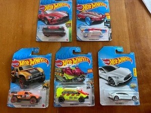 lot 279 image: Lot of 5 Hot Wheels Cars
