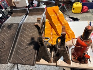 lot 133 image: Vintage Car Jacks and Two Sets of Car Ramps