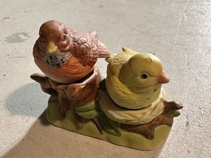 lot 114A image: Set of Birds on a Branch and Nest Salt and Pepper Shakers