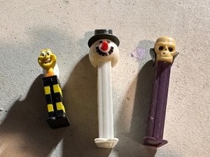 lot 73A image: Variety of 3 Vintage PEZ Candy DIspensers