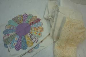 lot 21 image: vintage linens
