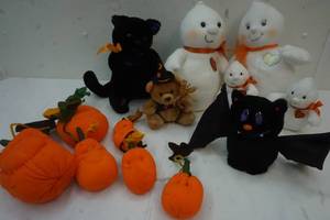 lot 22 image: Holiday plush decor