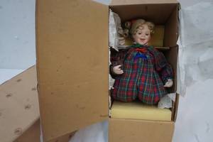 lot 34 image: Ashton Drake Doll