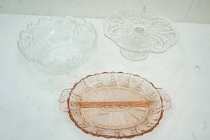 lot 59 image: Collectible vintage glass