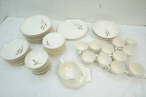 lot 64 image: Royal joci dishes