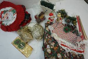 lot 70 image: holiday decor