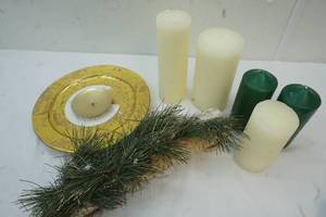 lot 69 image: Holiday decor