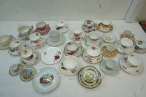 lot 71 image: Tea cups , saucer