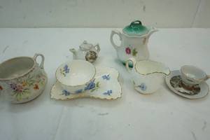 lot 72 image: Creamers