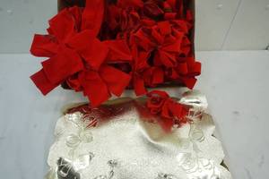 lot 77 image: Holiday red bow