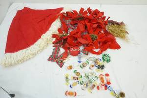 lot 84 image: Holiday decor