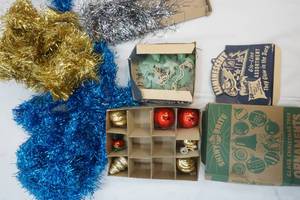 lot 85 image: holiday decor