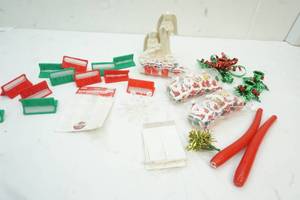lot 88 image: Holiday decor