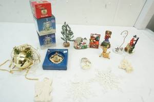 lot 113 image: Holiday decor