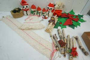 lot 114 image: holiday decor