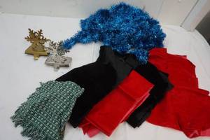 lot 131 image: Holiday decor