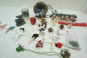 lot 135 image: Holiday decor