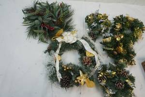 lot 146 image: Holiday decor