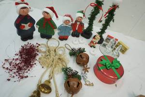 lot 147 image: Holiday decor