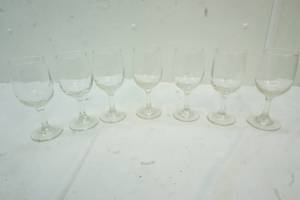 lot 205 image: 7 Stemware glasses