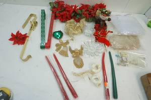 lot 207 image: Christmas Decor