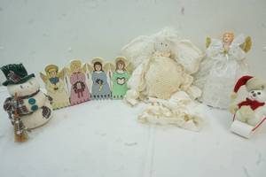 lot 209 image: Christmas Decor