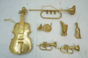 lot 210 image: Christmas Decor