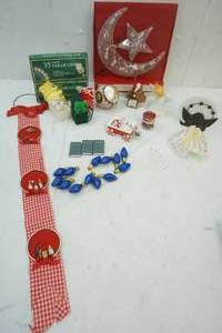 lot 215 image: Christmas Decor