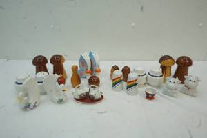lot 267 image: Variety of Salt & Pepper Shakers
