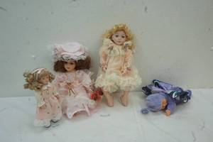 lot 269 image: Dolls