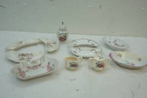 lot 281 image: Variety of decorative plates
