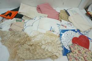 lot 305 image: Variety Linens