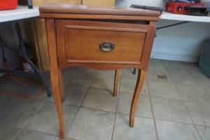 lot 4 image: sewing machine cabinet
