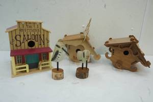 lot 10 image: Bird houses