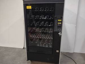lot 17 image: Automatic Products Model Snack Shop...