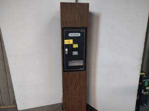 lot 15 image: American Changer Change Machine, Mo...