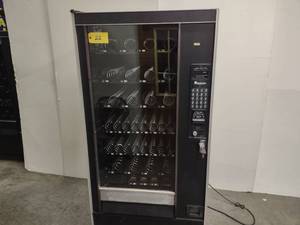lot 22 image: Automatic Products Model Snack Shop...