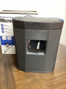 lot 43 image: Royal Consumer 1005MC Micro-Cut Paper Shredder, 10 Sheet, Black - Open Box Customer Return Tested Works