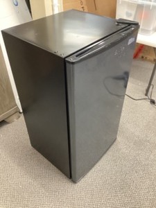lot 28 image: Midea 3.3 Cu. Ft. Compact Refrigerator Mini Fridge - Customer Return Excellent - Some Very Small Dents - Tested Works