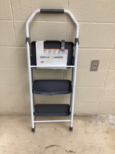 lot 71 image: Gorilla Ladders Step Ladder - Unused damage on middle step
